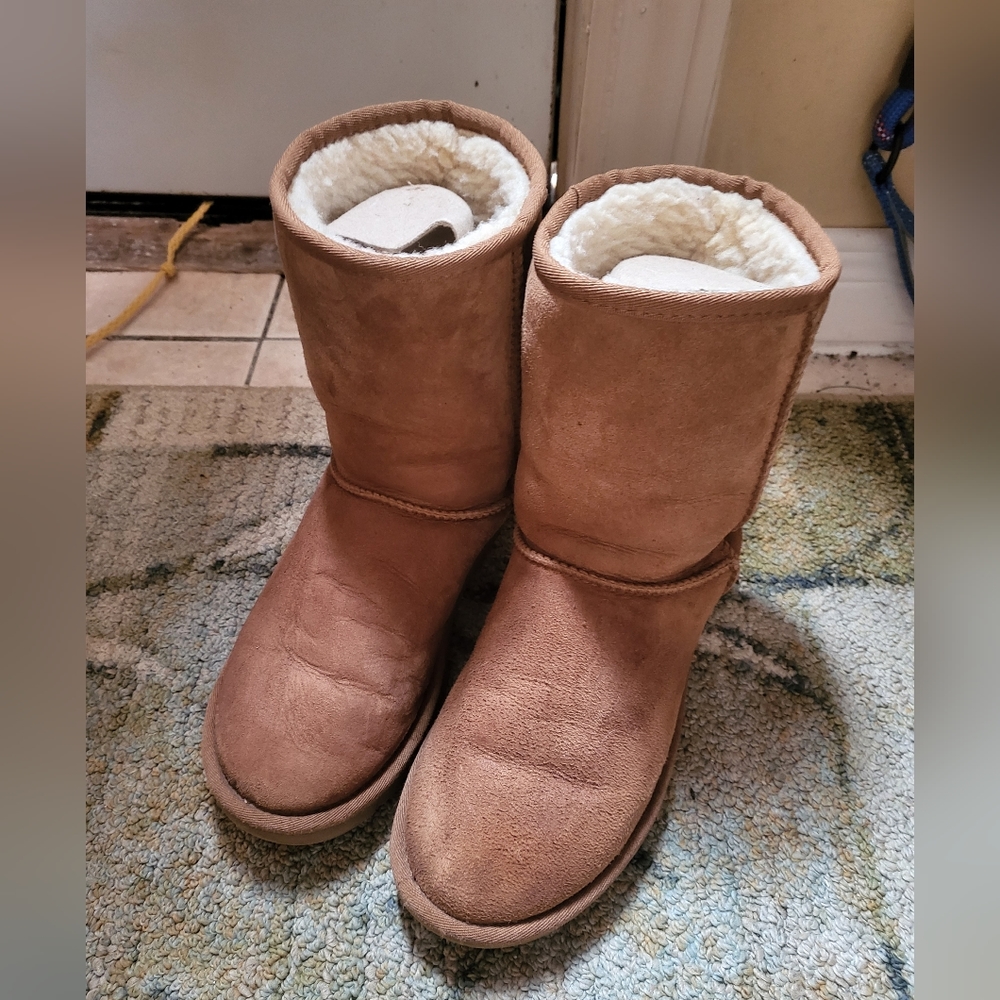 Ladies UGG Short Classic Boots in Chestnut Size 7  S001